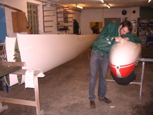 Jonas schleift an der Unterseite des Discus CS