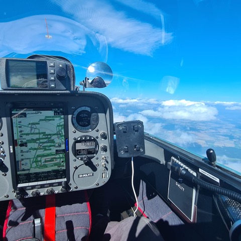 Arcus Cockpit über den Wolken