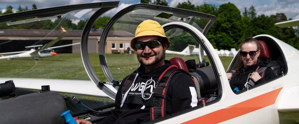 Piloten im Twin III Segelflugzeug, bereit zum Schnupperflug