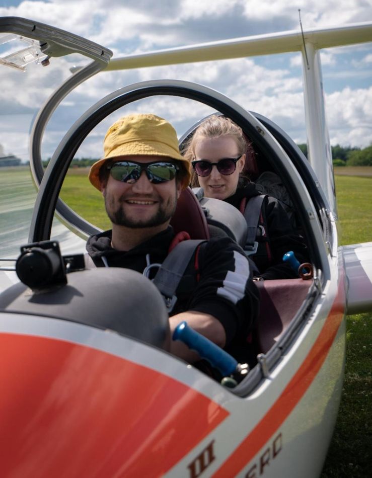Piloten im Twin III Segelflugzeug nach der Landung